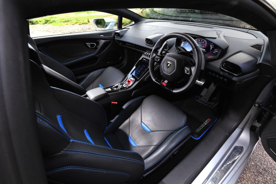 Интерьер Lamborghini Huracan EVO (LB724) 2019 года  (UK) (фото 8 из 19)